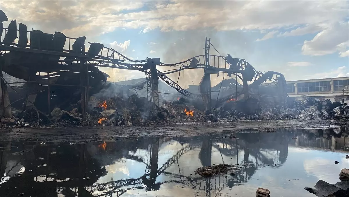 Kayseri’de Keçe Fabrikasında Yangın