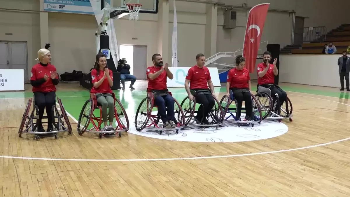 Ahmet Akın ve Tiyatrocular, Balıkesir Bşb Tekerlekli Sandalye Basketbol Takımıyla “Engelleri Kaldıran” Maç İçin Parkeye Çıktı