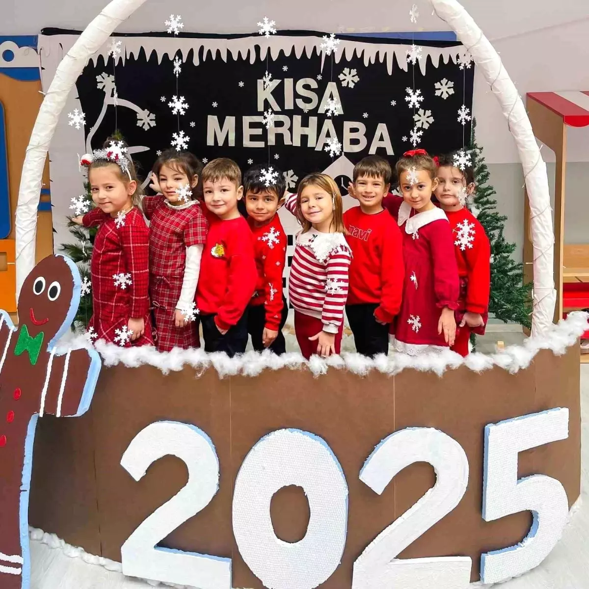 Efeler’de Miniklerden Erken Yeni Yıl Kutlaması