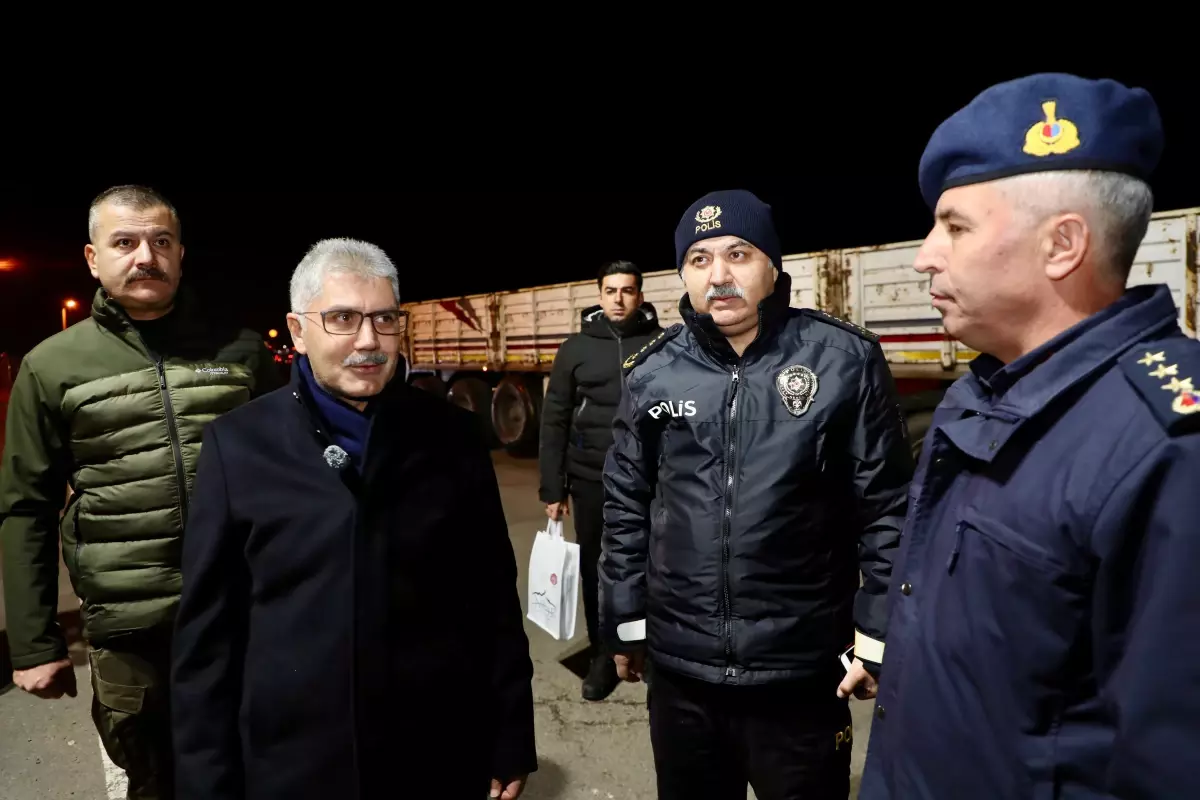 Niğde Valisi Cahit Çelik, Yılbaşı Akşamı Görevdeki Personeli Ziyaret Etti