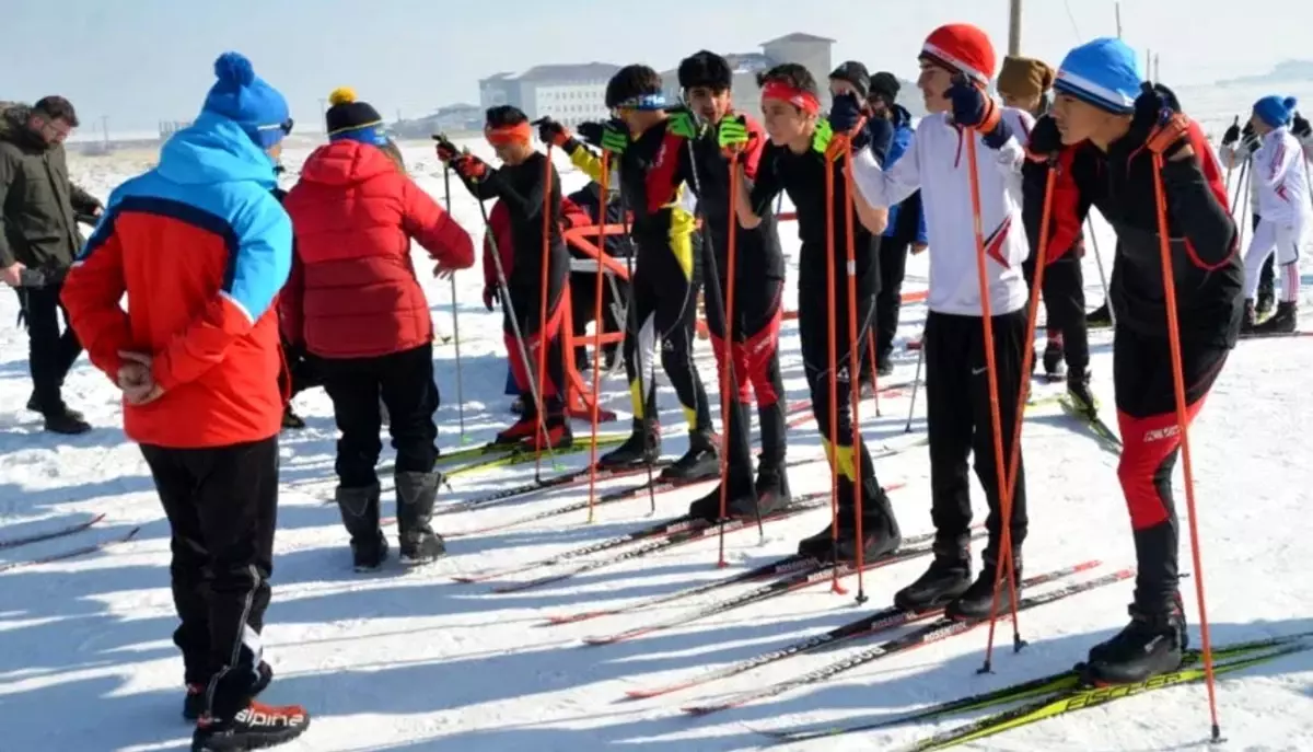 Yüksekova’da Kayaklı Koşu Yarışması