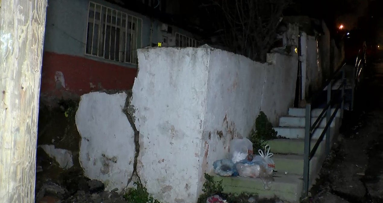 İstanbul’da yol çöktü: 4 bina boşaltıldı