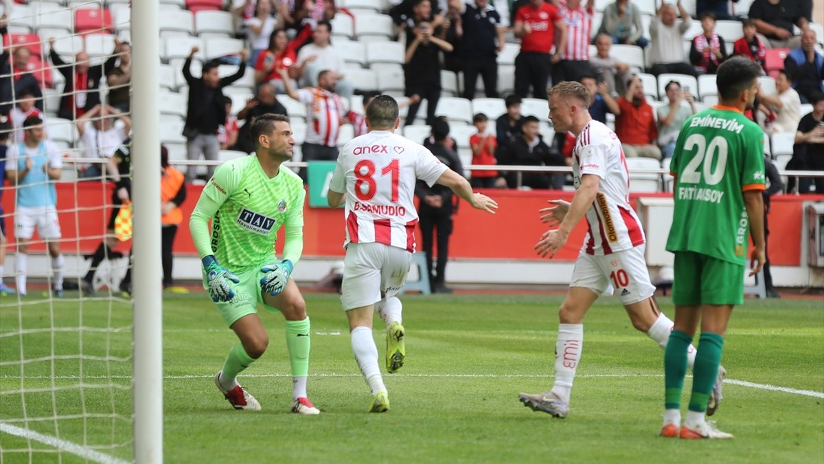 Antalyaspor, Alanyaspor’u iki golle geçti