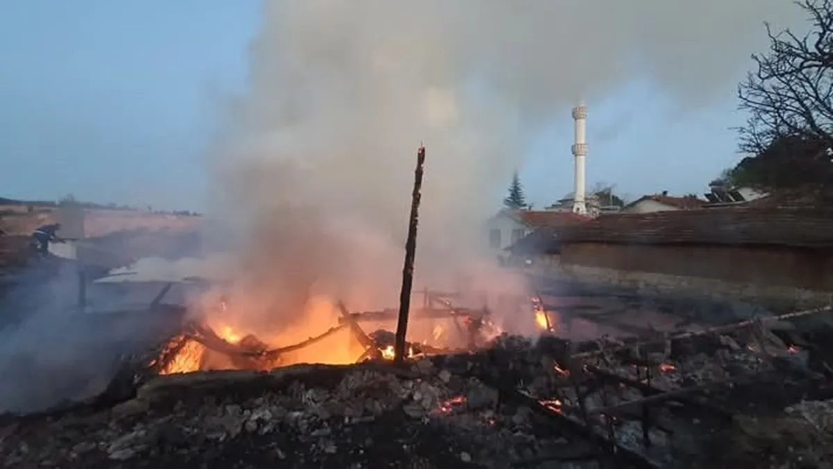Demirci’de çıkan ahır yangınında bir ev kullanılamaz hale geldi